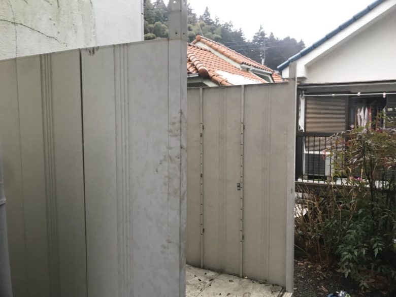 天井を解体中