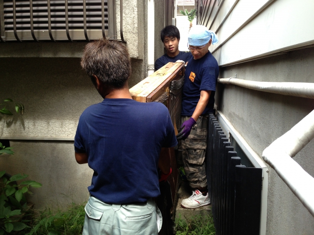 通路を抜けて搬出