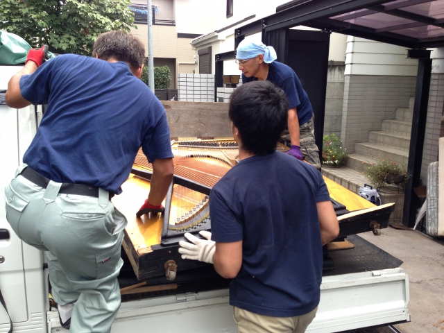 トラックに積み込み